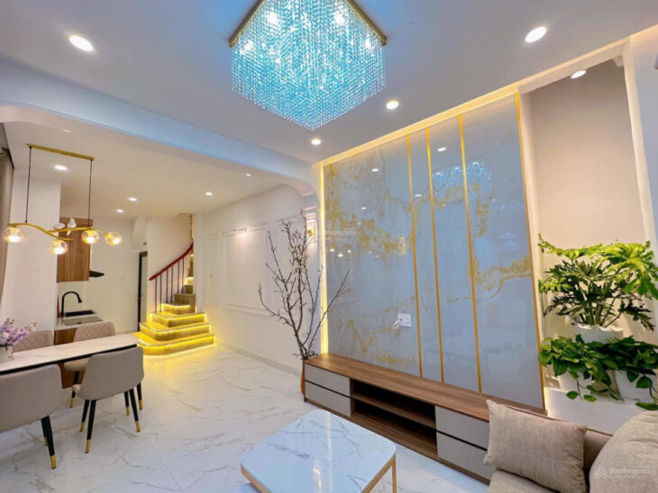 Bán nhà Hoàng Liệt DT 50m2 x 5 tầng, giá 7.8 tỷ, ngõ rộng, gần đường, đẹp, ở luôn