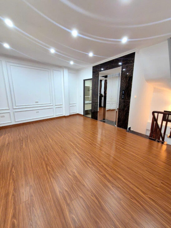 NHÀ MỚI ĐỒNG CỔ THỤY KHUÊ – THANG MÁY – DT 38m2 6 tầng mặt tiền 6.2m Giá 11.5 tỷ