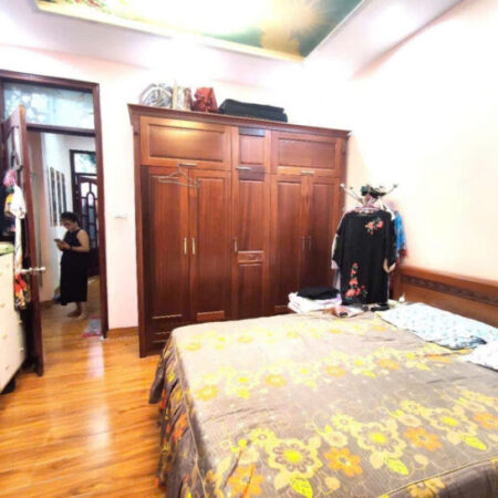 ĐỘI CẤN – NGÕ THÔNG RỘNG – NHÀ ĐẸP Diện Tích 46m2 5 tầng mặt tiền 3.9m Giá 13.9 tỷ