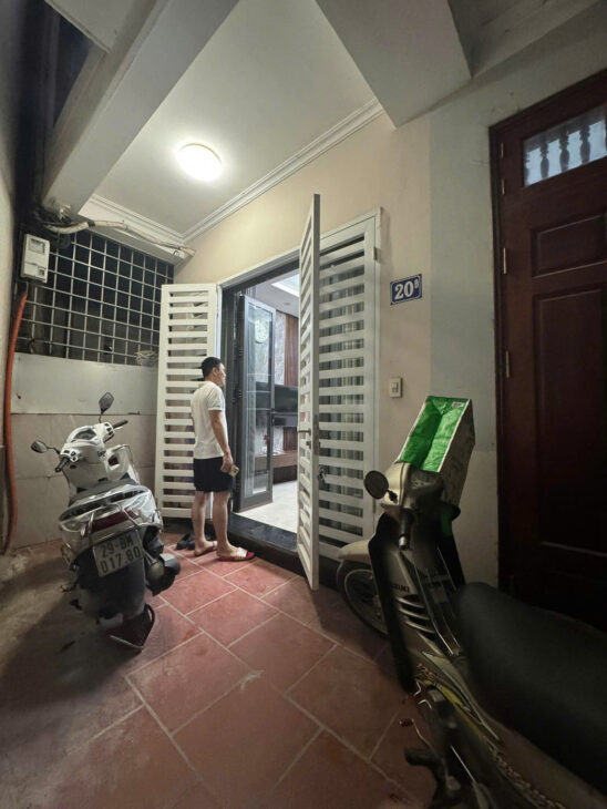 PHÙNG CHÍ KIÊN – 2 THOÁNG – TẶNG FULL NỘI THẤT Dt 30m2 5 tầng mt 3.2m Giá 8.5 tỷ