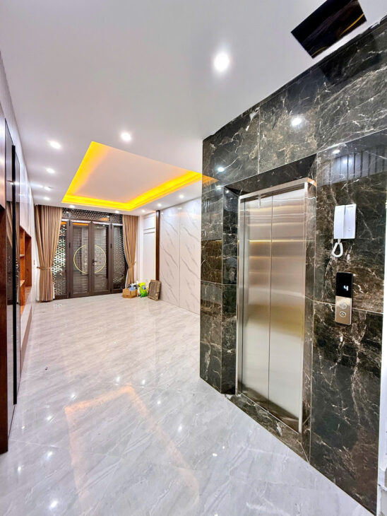 SIÊU HÓT, VÍP, NHÀ PHẠM VĂN ĐỒNG 35M2X6T,MT=5M,THANG MÁY,1 NHÀ RA Ô TÔ TRÁNH, 8 TỶ