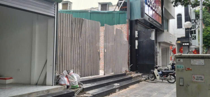 CHÍNH CHỦ BÁN ĐẤT MẶT PHỐ ĐÃ CÓ SẴN NHÀ MÁI TÔN 136 CẦU GIẤY – MẶT TIỀN 6M – VỊ TRÍ SIÊU ĐẸP – GIÁ