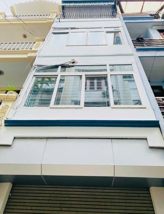 Bán nhà phân lô ngay Ngã Tư Sở, nhà mới, gara ô tô, 46m2, 5 tầng, 14,9 tỷ.