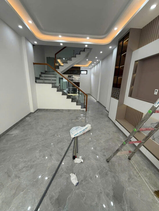 Bán nhà Khúc Thừa Dụ, 62m 3 tầng mới tinh, sân cổng riêng, giá 3.75 tỉ