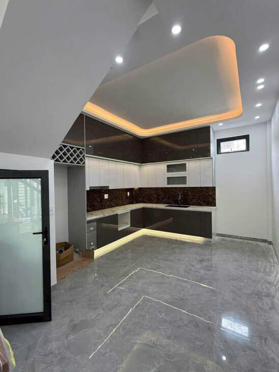 Bán nhà Khúc Thừa Dụ, 62m 3 tầng mới tinh, sân cổng riêng, giá 3.75 tỉ