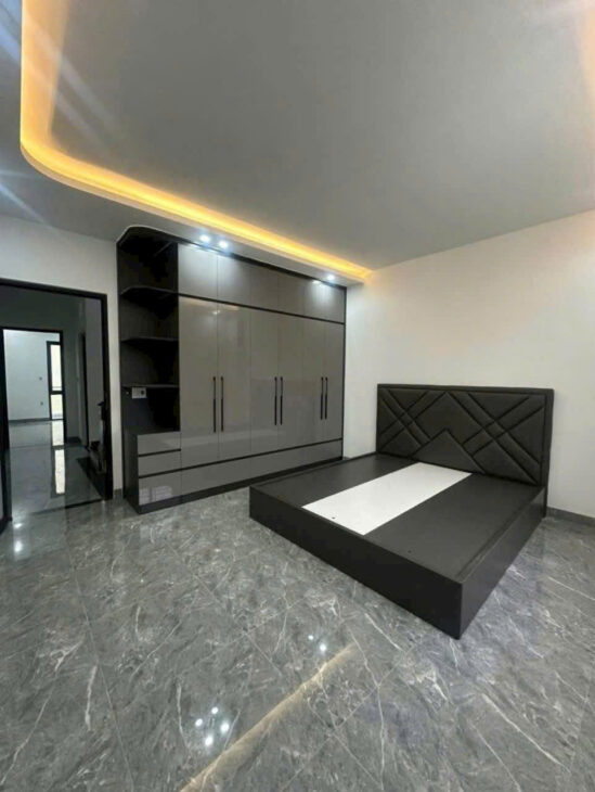 Bán nhà Khúc Thừa Dụ, 62m 3 tầng mới tinh, sân cổng riêng, giá 3.75 tỉ