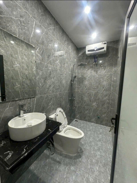 Bán nhà Khúc Thừa Dụ, 62m 3 tầng mới tinh, sân cổng riêng, giá 3.75 tỉ