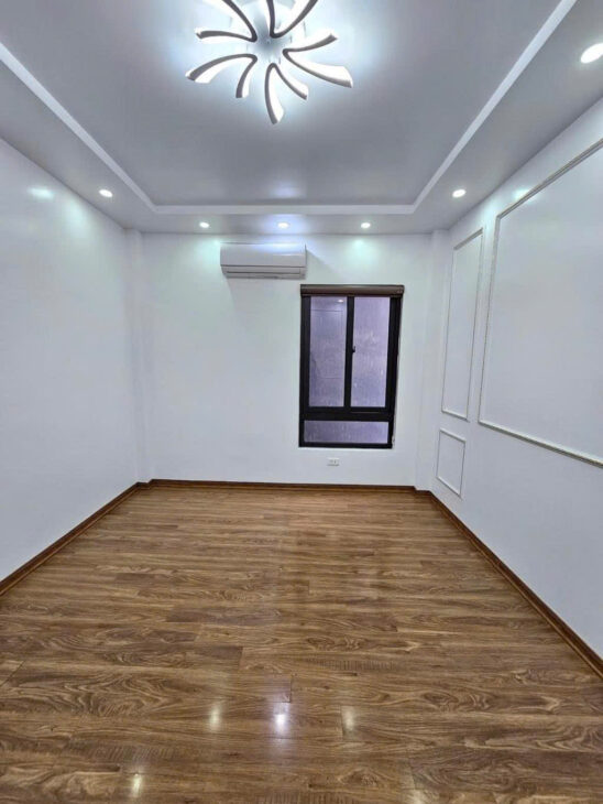 Nhà 5 tầng – ngõ 68 Cầu Giấy – 38m² – sân để xe – 10.8 tỷ