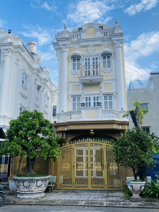 BIỆT THỰ MINI 4 TẦNG TÂN CỔ ĐIỂN – ĐƯỜNG 12M CÓ VỈA HÈ – TẶNG NỘI THẤT GỖ NHẬP CHÂU ÂU