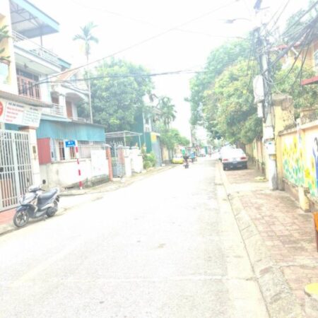 Bán lô đất siêu hiếm Giang Biên – Cách1 nhà ra mặt phố, ô tô đỗ cửa – Mặt tiền rộng 6.1m, pháp lý