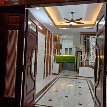 Bán nhà Ngô Gia Tự, Long Biên 5 tầng, mặt tiền 3,8m