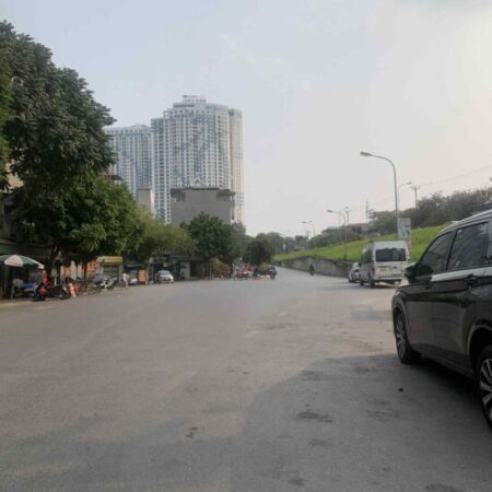 bán biệt thự sân vườn Ngọc Thụy, 190m x 4 tầng, mặt tiền 7.6m, ôtô tránh, nở hậu