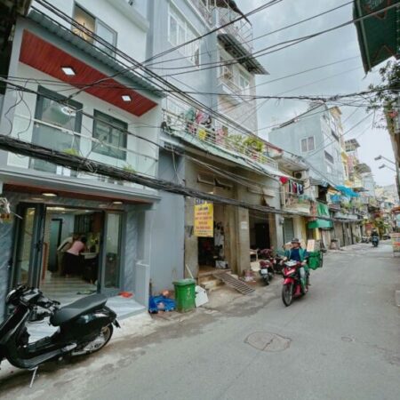 Nhanh mới kịp! Chỉ 3.6 tỉ sở hữu nhà mặt tiền Trần Văn Đang P.11 Q.3 3.3×5 T2L