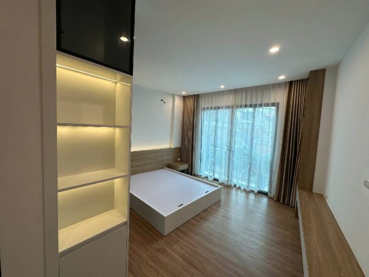 NHÀ MỚI – LÔ GÓC- Ô TÔ TẢI ĐỖ CỬA- Ô TÔ VÀO NHÀ- SÁT MẶT HỒ PHONG THỦY