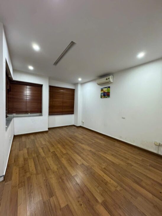 VỊ TRÍ HIẾM-Mặt ngõ Ô tô Phố Linh Lang 79m/5Tầng/ MT 4.4m 31.8 Tỷ, Cách Phố 10m