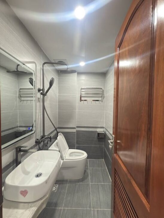 NHÀ MỚI ĐẸP 5 TẦNG – LÔ GÓC – SỔ VUÔNG ĐẸP – GẦN Ô TÔ – THÔNG KHU KĐT HINDO ROYAL P