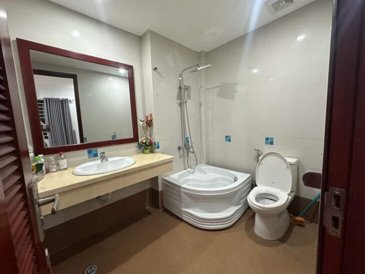 Bán nhà Ngô Gia Tự, Long Biên 5 tầng, mặt tiền 3,8m