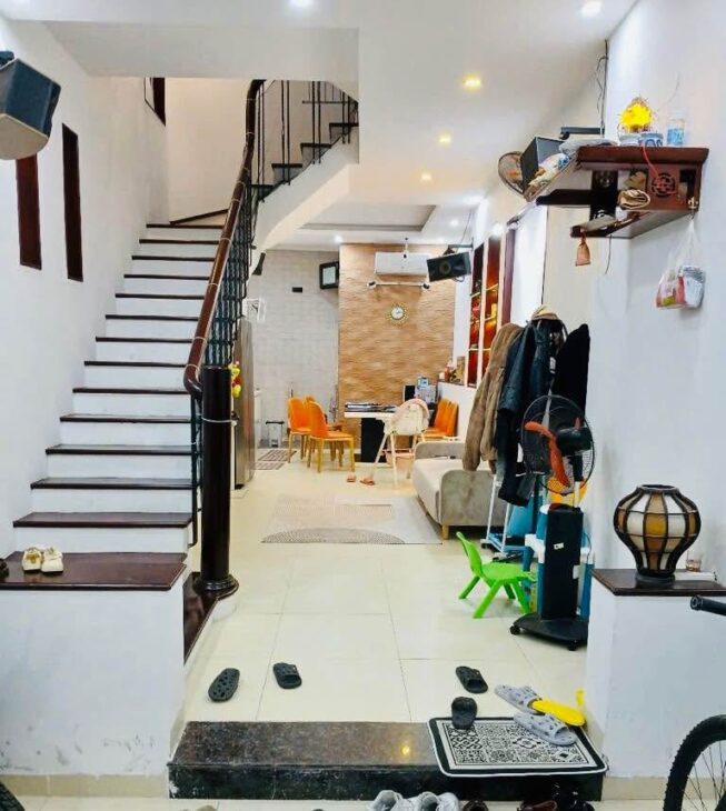 Cho thuê nhà mặt phố Ngô Thì Nhậm, 3 tầng x 45m2, lô góc đẹp, giá chỉ 15 triệu