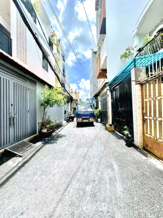 Chỉ 5.59 TỶ TL! Bán Nhà 4 Tầng – HẺM XE HƠI – Ngay CV Làng Hoa – Lê Văn Thọ!