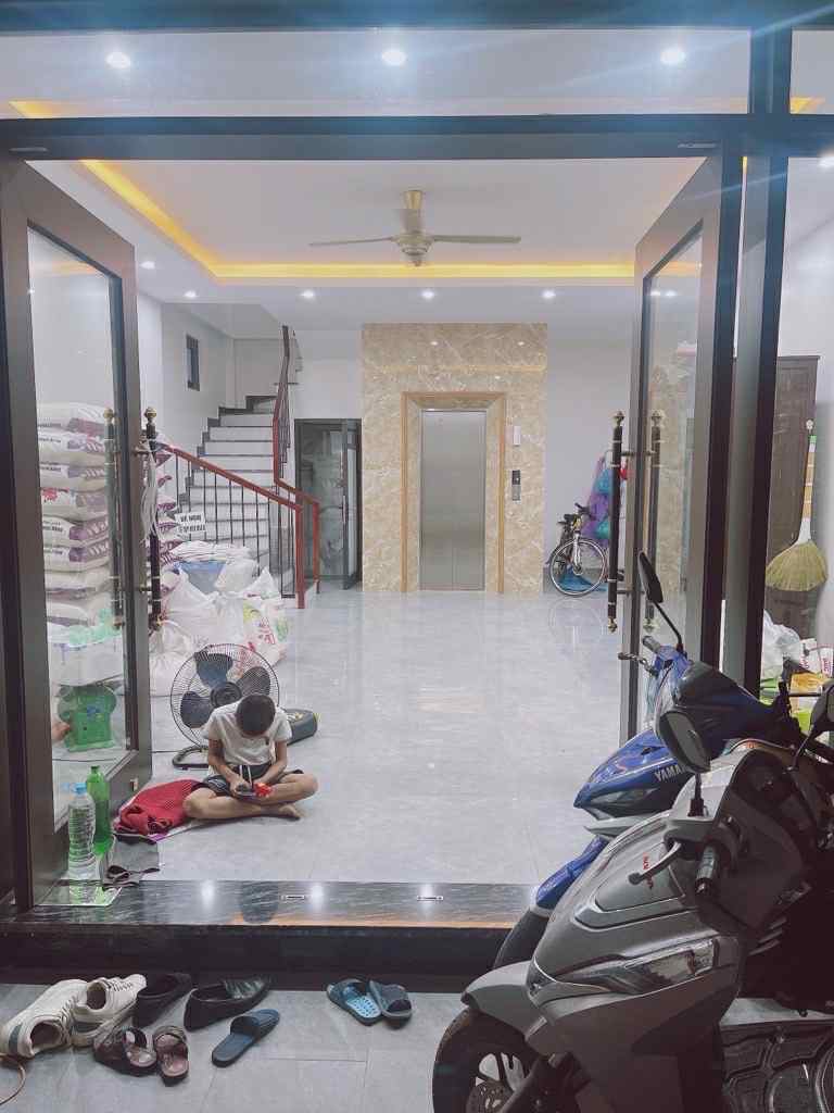 bán nhà Cổ Linh, 81m x 5 tầng, mặt tiền 5.2m, gara, thang máy, kinh doanh, nở hậu