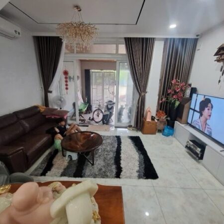 Bán nhà 90m², 3 tầng, DT 90 m2, 4PN, 5WC, Q.9, Giá 9,05 tỷ, sổ hồng Bán nhà 90m², 3 tầng, DT 90 m2, 4PN, 5WC, Q.9, Giá 9,05 tỷ, sổ hồng