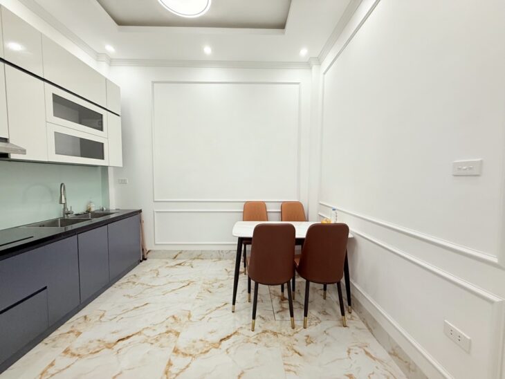 Bán nhà Hoàng Hoa Thám, Ba Đình, ngõ thông gần phố, 2 thoáng 36m2, 5 tầng, chỉ 8.9 tỷ