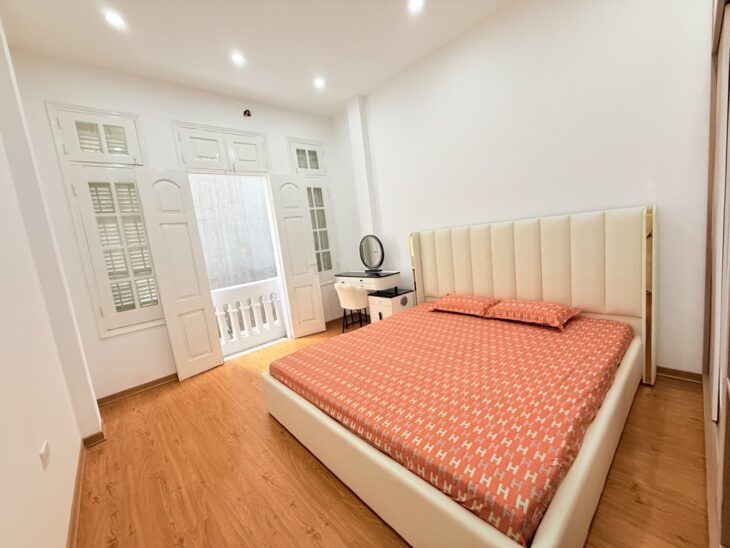 Bán nhà Hoàng Hoa Thám, Ba Đình, ngõ thông gần phố, 2 thoáng 36m2, 5 tầng, chỉ 8.9 tỷ