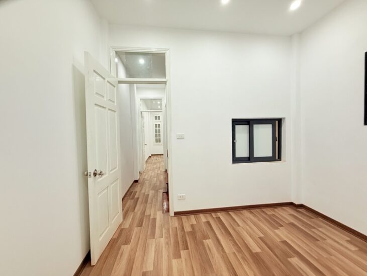 Bán nhà Hoàng Hoa Thám, Ba Đình, ngõ thông gần phố, 2 thoáng 36m2, 5 tầng, chỉ 8.9 tỷ