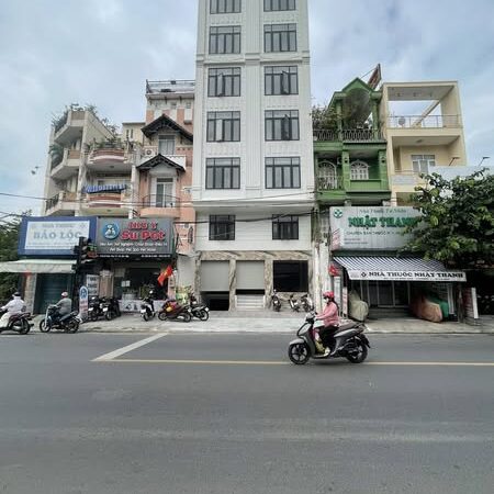 MTKD Khách Sạn 8 Tầng 32 Phòng Thu Nhập Ổn Định