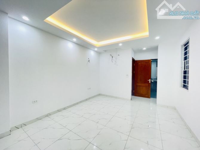 Cho thuê nhà mặt phố Lê Trọng Tấn Phường La khê, 70m2, mặt tiền 8m, đẹp nhất phố.