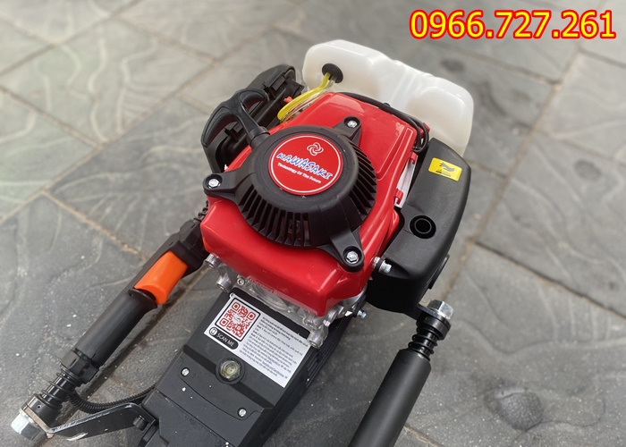Máy đóng cọc cầm tay 4 thì Kawasaki KW680 – Chạy xăng, mạnh mẽ, dễ thao tác
