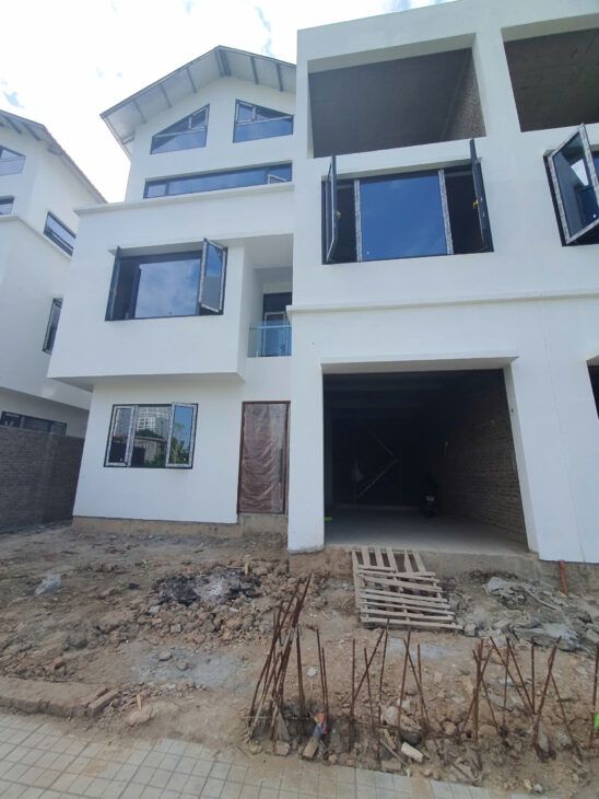 Bán biệt thự Vạn Xuân có sổ đỏ, hàng xóm Ciputra – DT 180m2 MT 12m 3 tầng 1 hầm – Giá đầu tư 38 tỷ