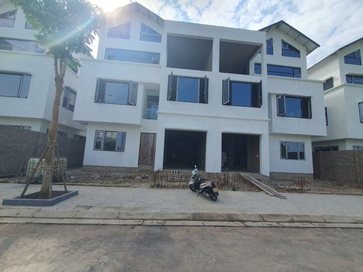 Bán biệt thự Vạn Xuân có sổ đỏ, hàng xóm Ciputra – DT 180m2 MT 12m 3 tầng 1 hầm – Giá đầu tư 38 tỷ