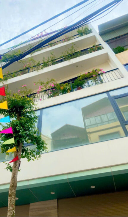 BÁN NHÀ PHẠM VĂN ĐỒNG, 42 M x 5 TẦNG, NGÕ THÔNG Ô TÔ – PHÂN LÔ– KINH DOANH SẦM UẤT – DÂN XÂY MỚI –