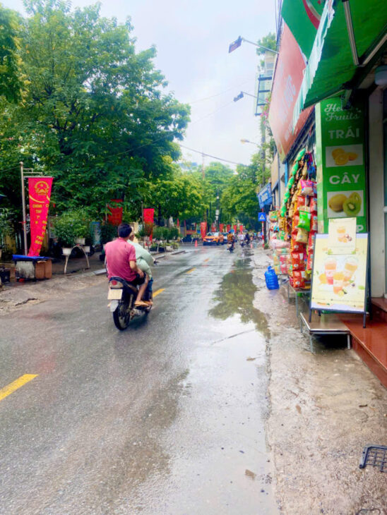 BÁN NHÀ PHẠM VĂN ĐỒNG, 42 M x 5 TẦNG, NGÕ THÔNG Ô TÔ – PHÂN LÔ– KINH DOANH SẦM UẤT – DÂN XÂY MỚI –