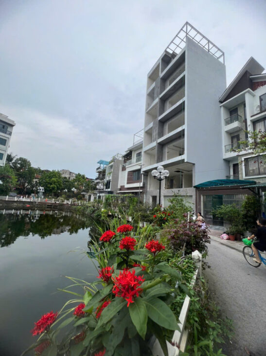 Nhà đẹp Phường Bồ Đề- Mặt Hồ- Oto chạy vòng quanh- Gara- Thang Máy