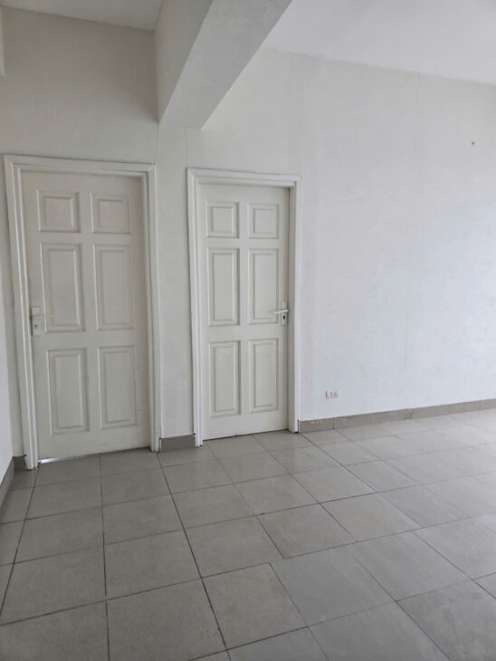 Cho thuê căn hộ dt 144m2 rộng thênh thang có thể làm văn phòng hoặc để ở lâu dài giá cực rẻ