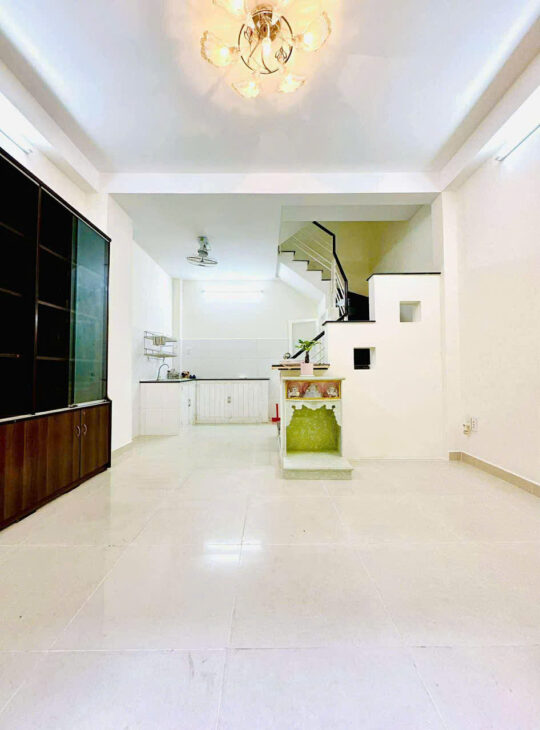 6 Tỷ nhỉnh: Nhà Quận 10 – ngay Bệnh Viện 115 – Xe hơi trong nhà 4 Tầng Ngang hơn 4m. VŨ 0933910039