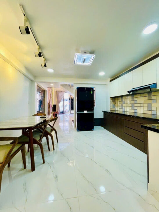 NHÀ ĐẸP GẦN QUẬN 7-5 TẦNG – HẺM XE HƠI – FULL NỘI THẤT CAO CẤP