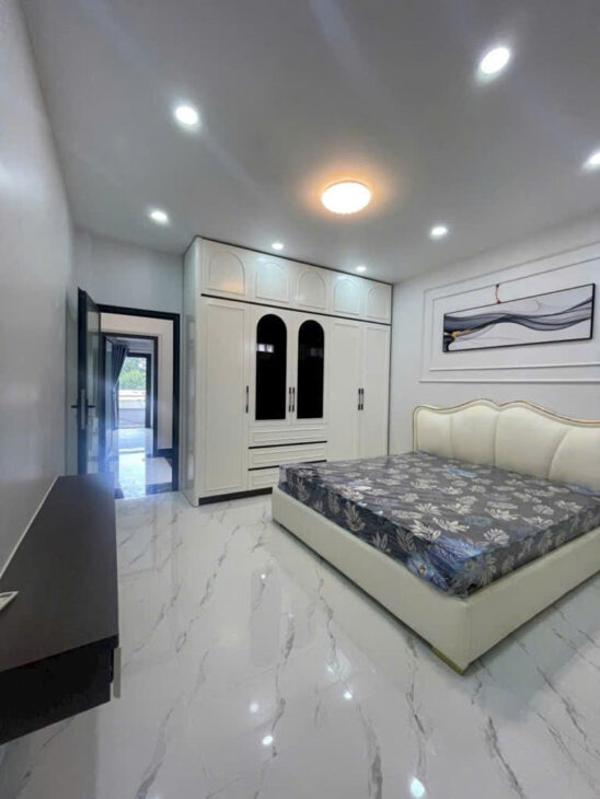 Cần bán gấp căn nhà siêu đẹp 5 tâng, thiết kế hiện đại, ngay sát Quận 7