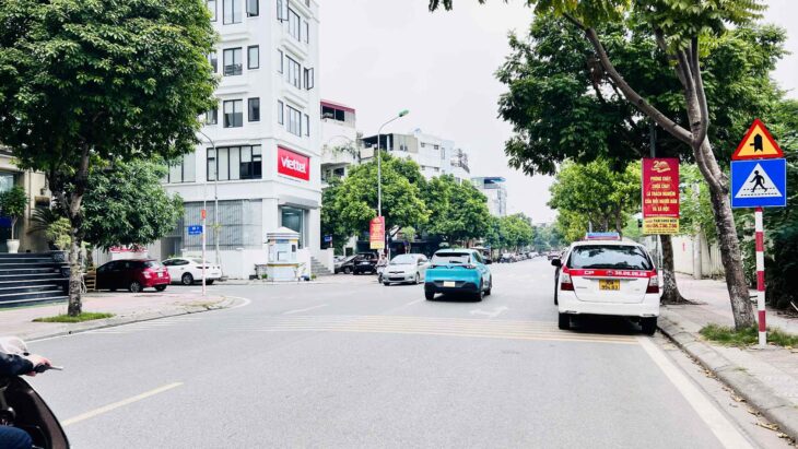 bán nhà Lâm Hạ- bệnh viện Tâm Anh, 90m x 4 tầng, mặt tiền 6m, phân lô, vỉa hè, ôtô tránh
