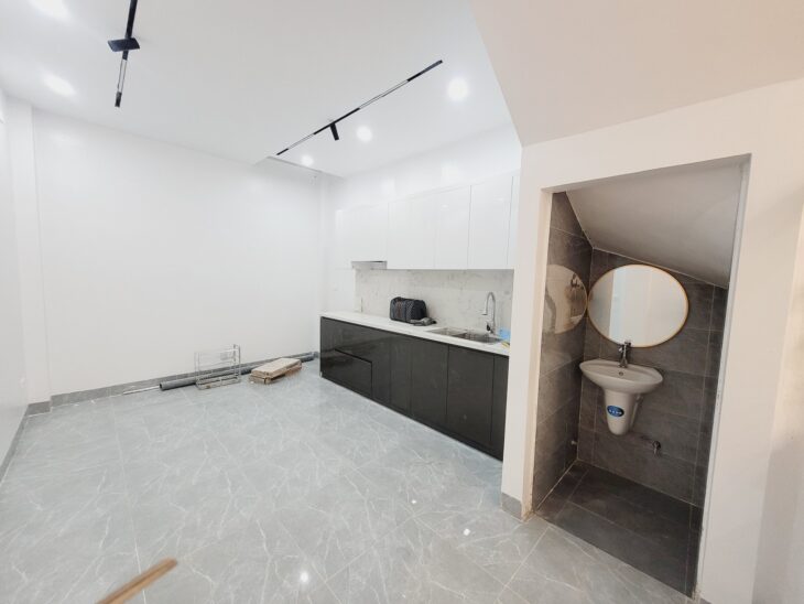 Bán nhà 5 tầng, ô tô đỗ cửa – Ngõ thẳng, cách phố Cầu Giấy chỉ 50m – Giá 15.5 tỷ