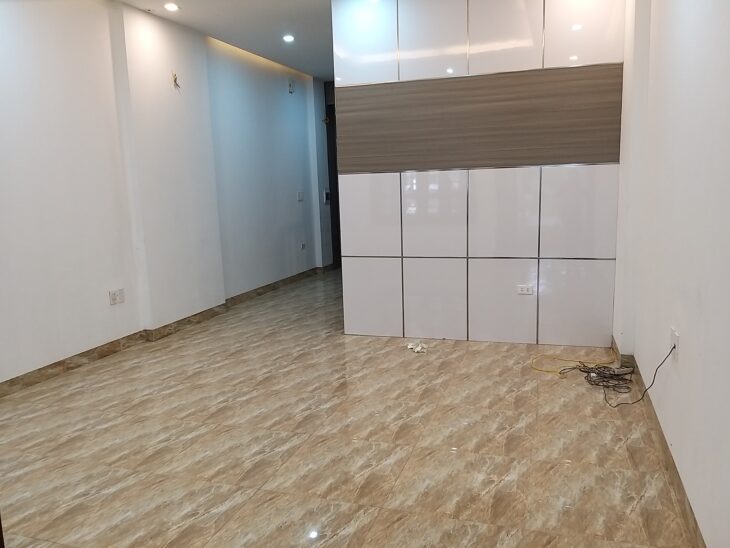 Cho thuê nhà Trần Vỹ, 120m2, 4 tầng, 20 triệu làm chuyển phát nhanh, văn phòng.