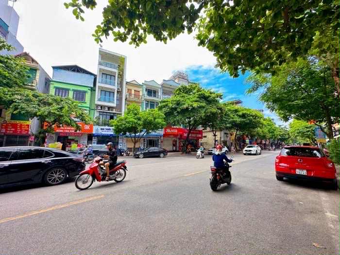 bán nhà mặt phố Ngọc Lâm, 275m, mặt tiền 7m, gần CA phường, cách cầu Chương Dương 300m