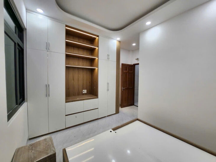 Bán nhà hẻm Chiến Lược, Bình Tân. 4x15m, 3 tầng, 4PN, Sổ Đỏ. Giá 7.9 tỷ.