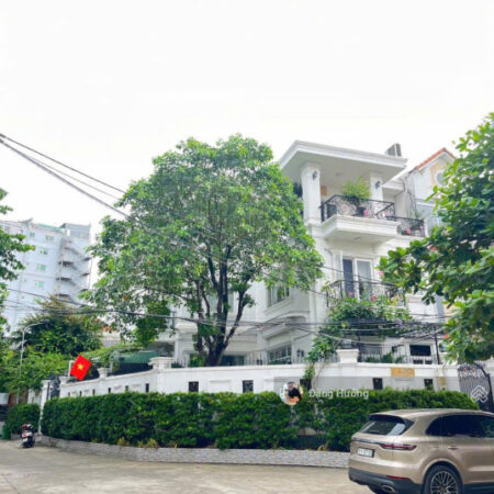 Biệt thự đẳng cấp 3 mặt tiền khu compound – Thảo Điền – Quận 2. DT: 20x20m. Giá: 65 tỷ