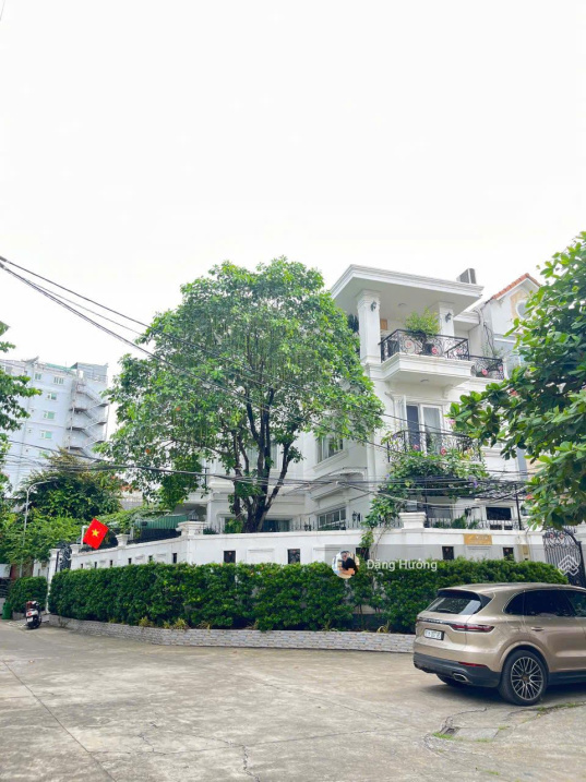 Biệt thự đẳng cấp 3 mặt tiền khu compound – Thảo Điền – Quận 2. DT: 20x20m. Giá: 65 tỷ