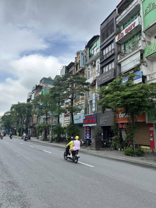 MẶT PHỐ NGUYỄN CHÍ THANH – TÒA NHÀ BỀ THẾ – 84M² x 8 TẦNG – MT 9.4M – DÒNG TIỀN HẤP DẪN