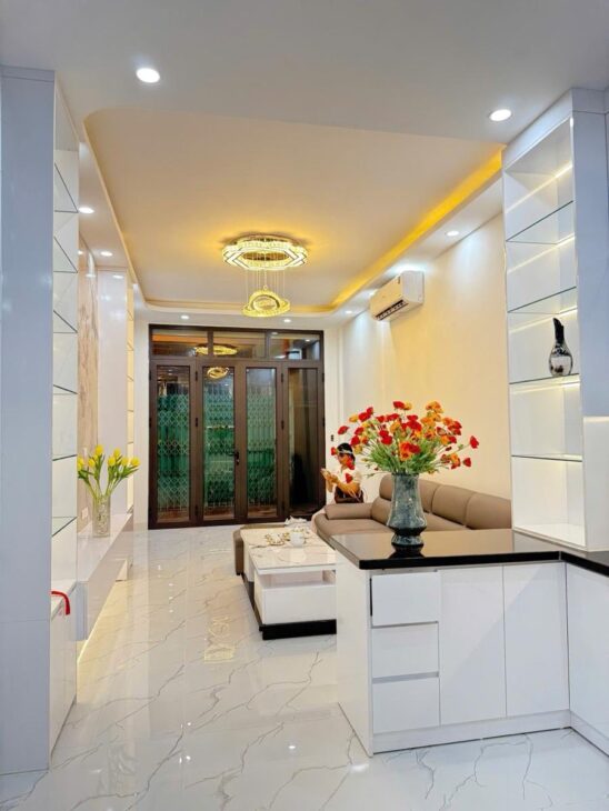 Bán nhà Hoàng Cầu 45m 5 tầng, ô tô, thang máy hơn 13 tỷ.