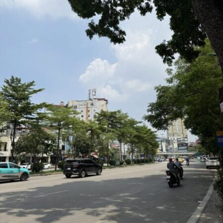 Mặt phố Đường Láng 120m² 5 tầng thang máy mặt tiền 5.1m giá 70 tỷ đường lớn VH đá bóng